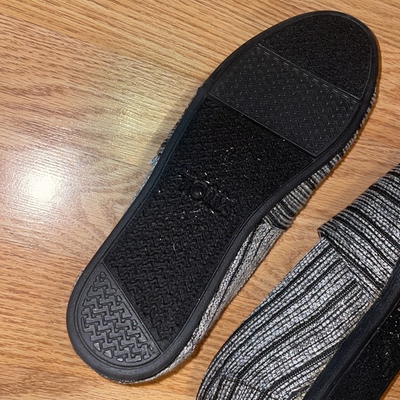 TOMS Silver and black metallic classic shoe Size 7 - Picture 8 of 9